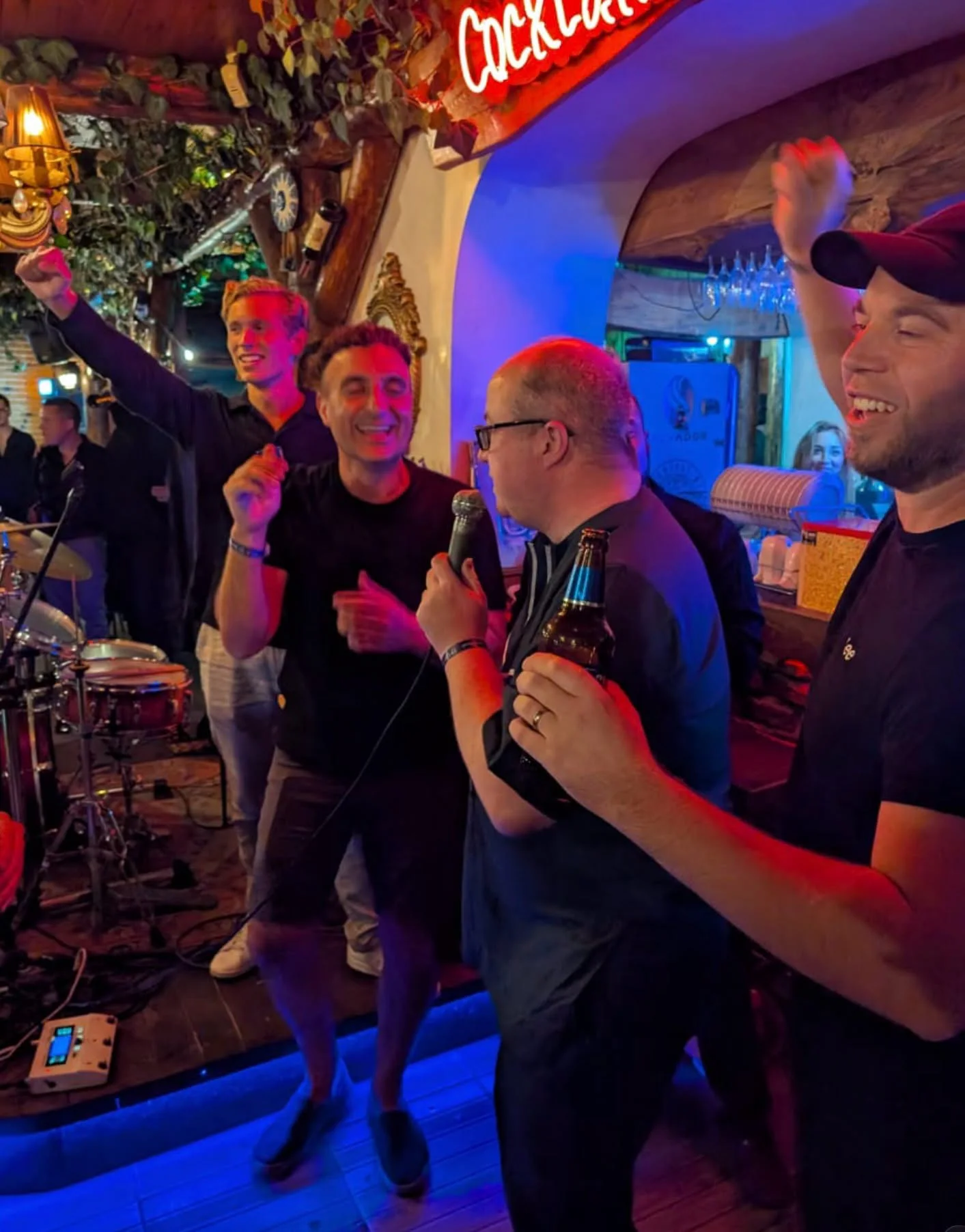Mastermind attendees singing and laughing together during an evening in Kuşadası