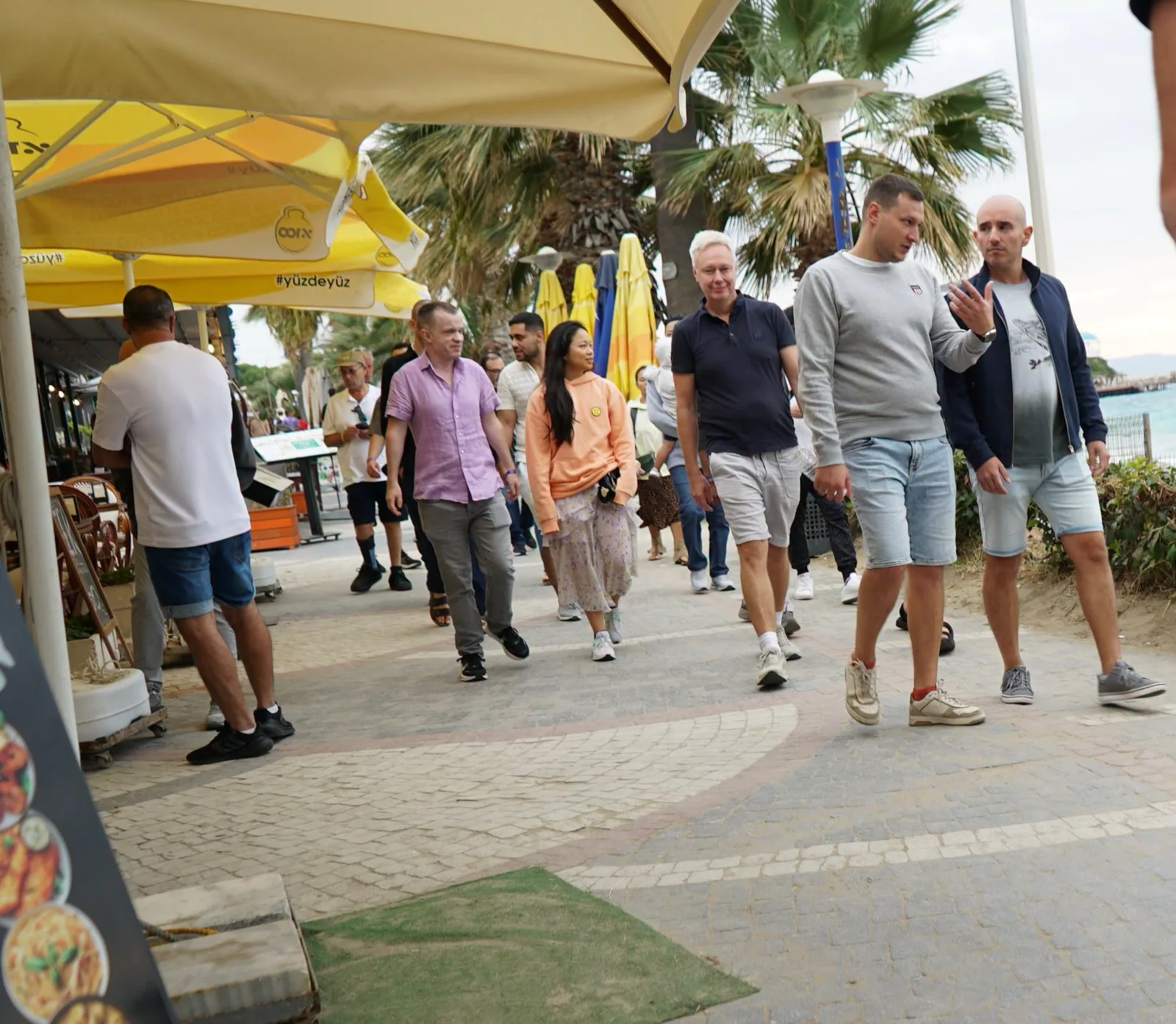 Mastermind attendees walking and talking along the waterfront