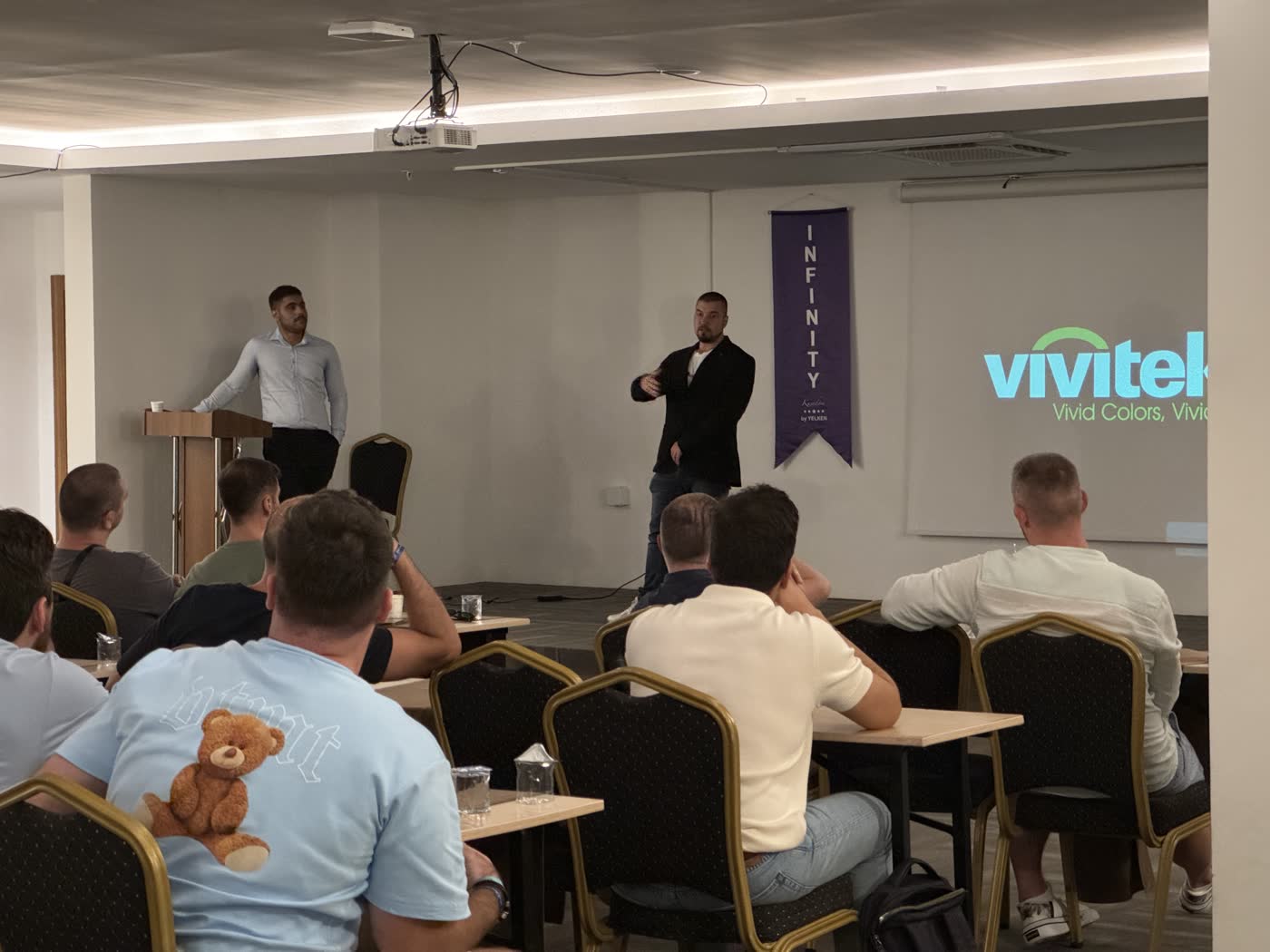 A live mastermind session with attendees gathered around the stage